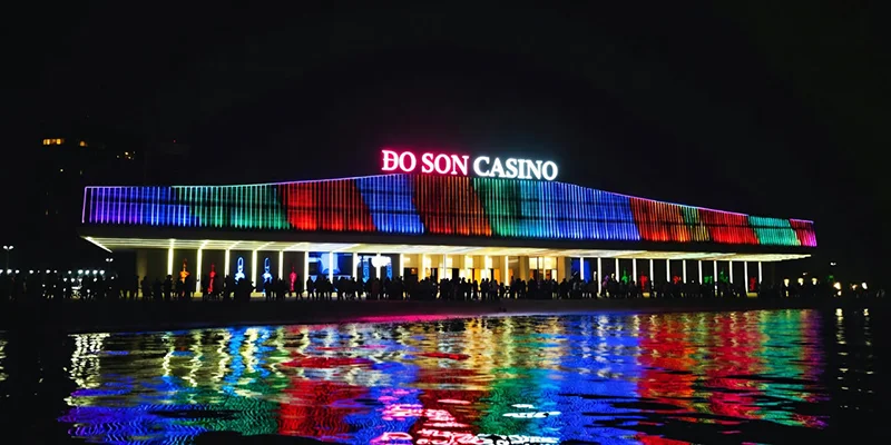 Ngoại thất Casino Đồ Sơn ban đêm với ánh sáng rực rỡ
