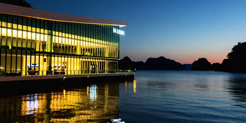 Ngoại thất Casino Hạ Long ven vịnh ban đêm