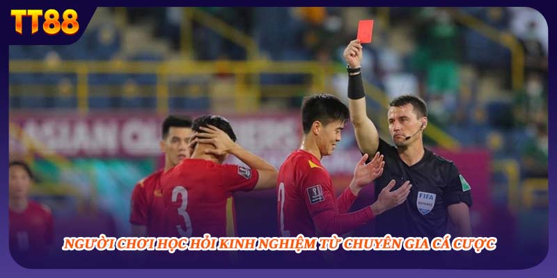 Người chơi học hỏi kinh nghiệm từ chuyên gia cá cược